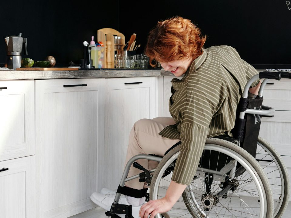 femme dans un fauteuil roulant paraplégie et blessure médullaire